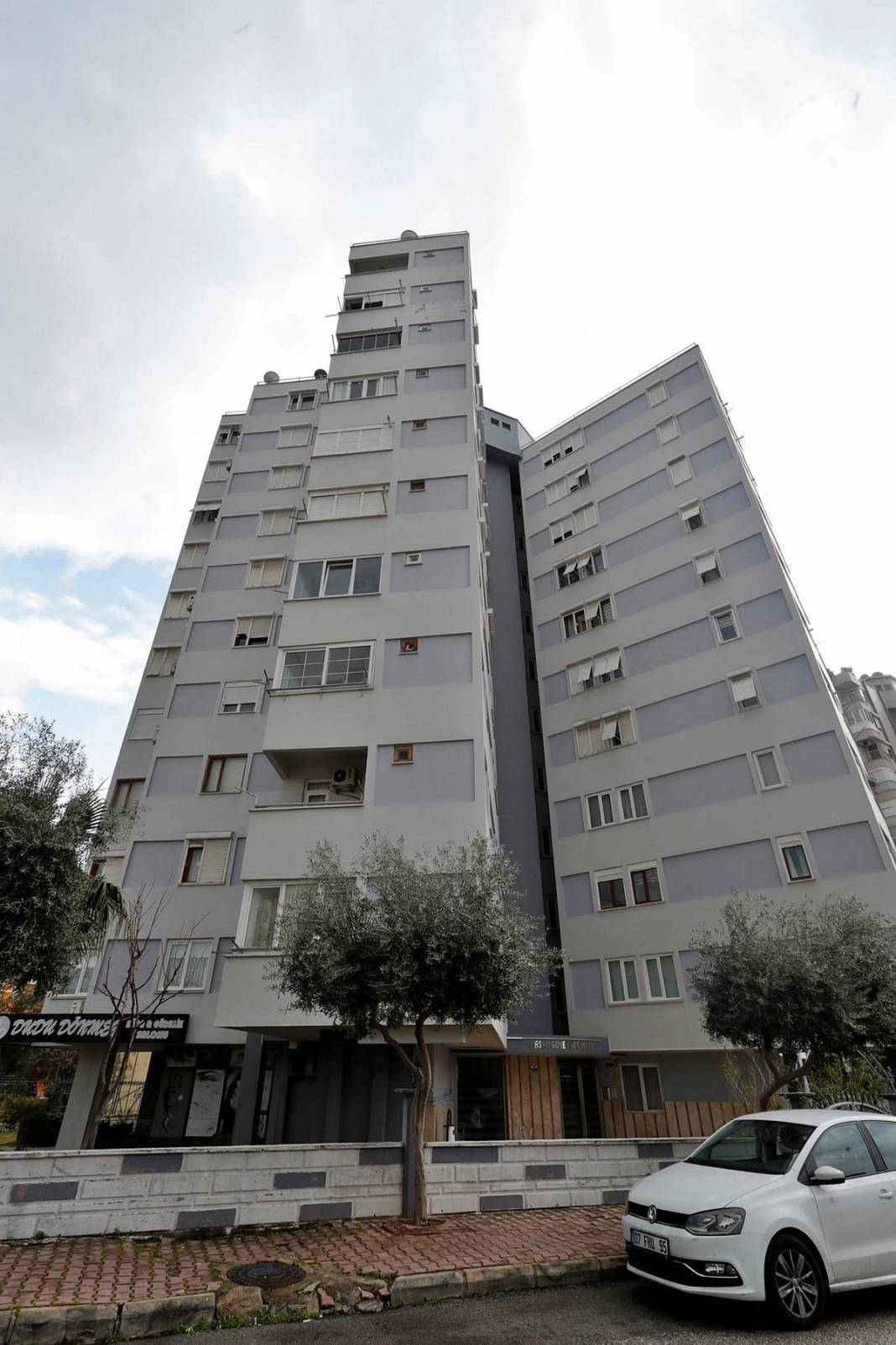 Yıldırım düştü, en üst kattaki dairenin tavanında delik açıldı! O kentte korkutan olay 1